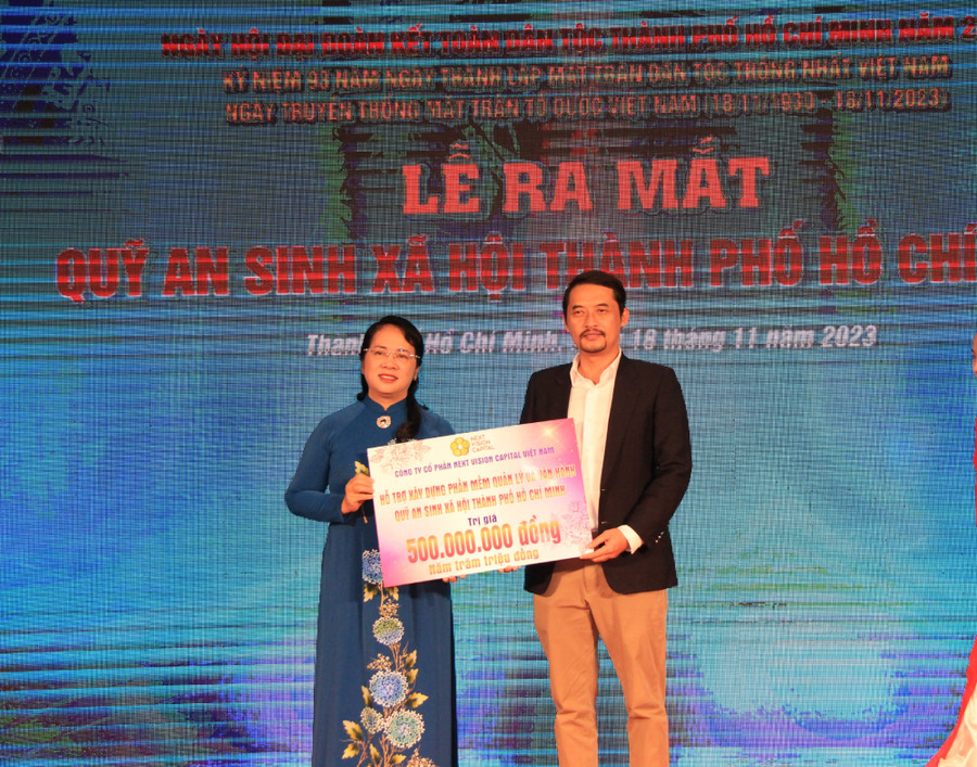 Một doanh nghiệp trao bảng tượng trưng ủng hộ phần mềm vận hành và quản lý Quỹ An sinh xã hội TPHCM trị giá 500 triệu đồng. Ảnh: UBMTTQVN TPHCM