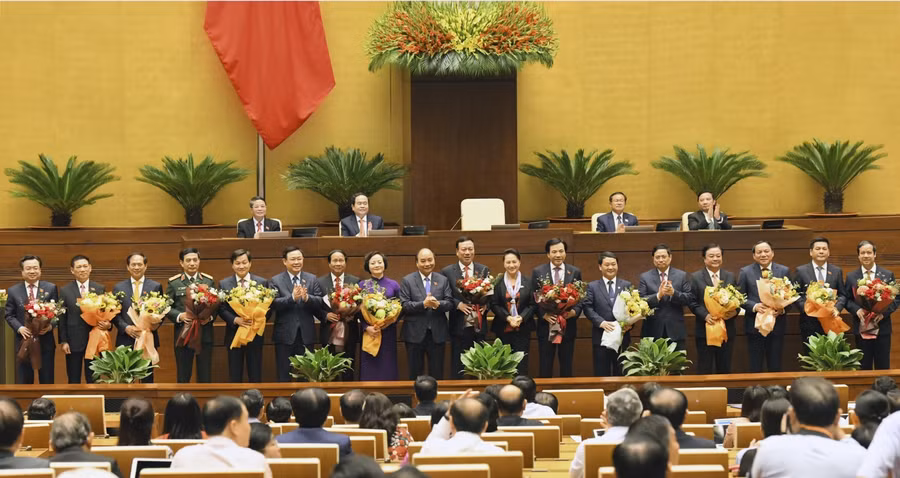 Lãnh đạo Nhà nước, Quốc hội chúc mừng các thành viên Chính phủ mới. Ảnh: Quang Khánh