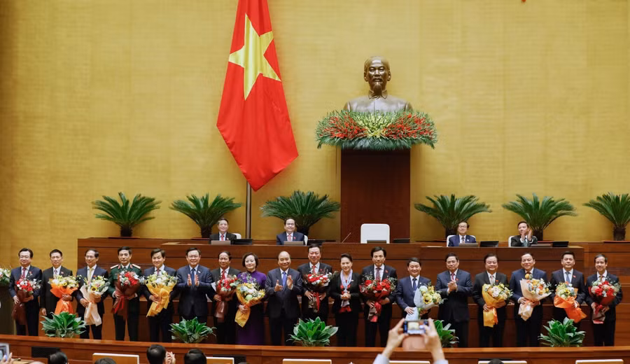 Lãnh đạo Nhà nước, Quốc hội chúc mừng các thành viên Chính phủ mới. Ảnh: Quang Khánh