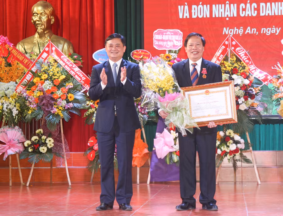 Ông Thái Thanh Quý - Chủ tịch UBND tỉnh Nghệ An thừa ủy quyền trao Huân chương Lao động hạng Nhì cho GS.TS Đinh Xuân Khoa - Hiệu trưởng ĐH Vinh