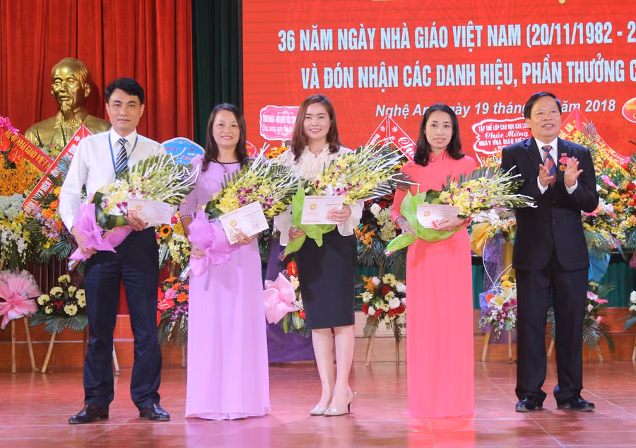 Trao kỷ niệm chương Vì sự nghiệp giáo dục cho các giảng viên ĐH Vinh