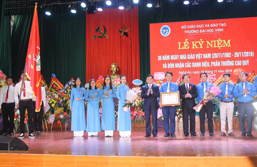 Đoàn TNCS Hồ Chí Minh Trường ĐH Vinh nhận Huân chương Lao động hạng Ba