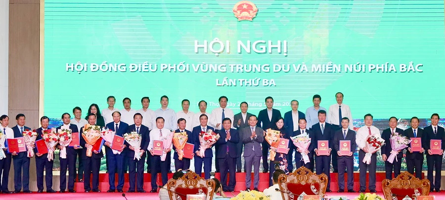 Phó Thủ tướng Chính phủ Trần Lưu Quang và Bộ trưởng Bộ KH&ĐT Nguyễn Chí Dũng trao Quyết định, hồ sơ quy hoạch và tặng hoa cho đại diện các địa phương trong vùng trung du và miền núi phía Bắc.