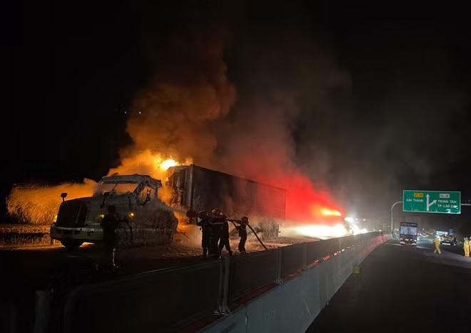 Xe đầu kéo bốc cháy khiến giao thông ùn tắc trên cao tốc Nội Bài -Lào Cai.