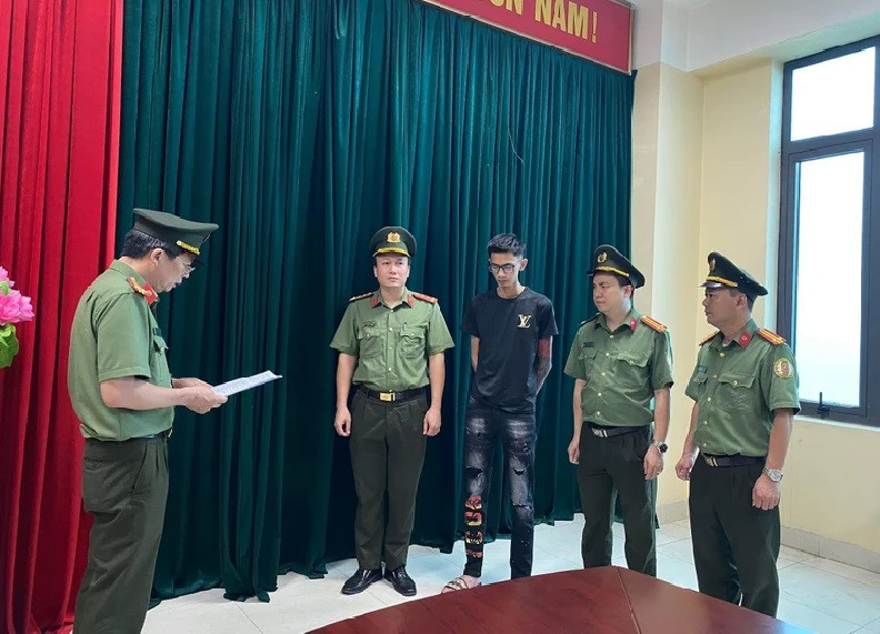 Cơ quan điều tra đọc quyết định khởi tố bị can và bắt tạm giam Phan Quang Tùng. Cơ quan điều tra đọc quyết định khởi tố bị can và bắt tạm giam Phan Quang Tùng.
