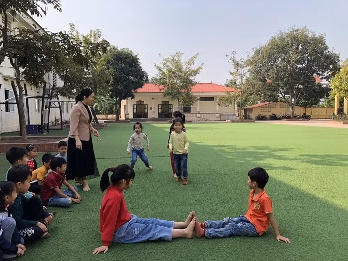 Đưa trò chơi dân gian vào tiết học hoạt động ngoài trời của học sinh Trường Tiểu học Đại Tự.