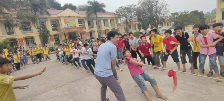 Sôi nổi trò chơi dân gian kéo co của các em học sinh trường Tiểu học Hoàng Hoa.