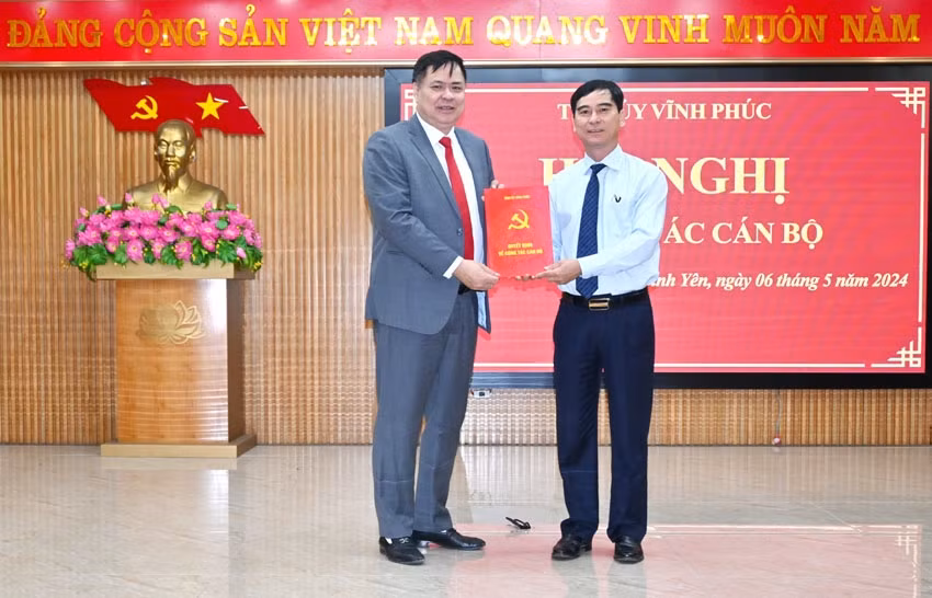 Bí thư Tỉnh ủy Vĩnh Phúc Dương Văn An (bìa phải) trao Quyết định của BTV Tỉnh ủy cho ông Nguyễn Ngọc Bình.