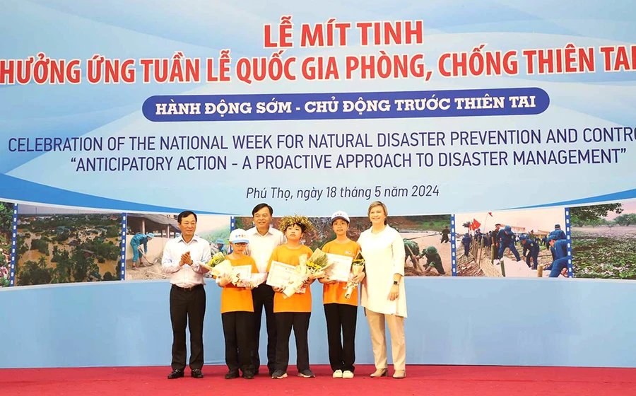 Ông Nguyễn Hoàng Hiệp - Thứ trưởng Bộ NN&PTNT, ông Bùi Văn Quang - Chủ tịch UBND tỉnh Phú Thọ và bà Rana Flowers - Trưởng đại diện UNICEF tại Việt Nam trao giải cuộc thi rung chuông vàng “Cùng em PCTT - Kiến tạo tương lai bền vững” cho các học sinh đoạt giải.