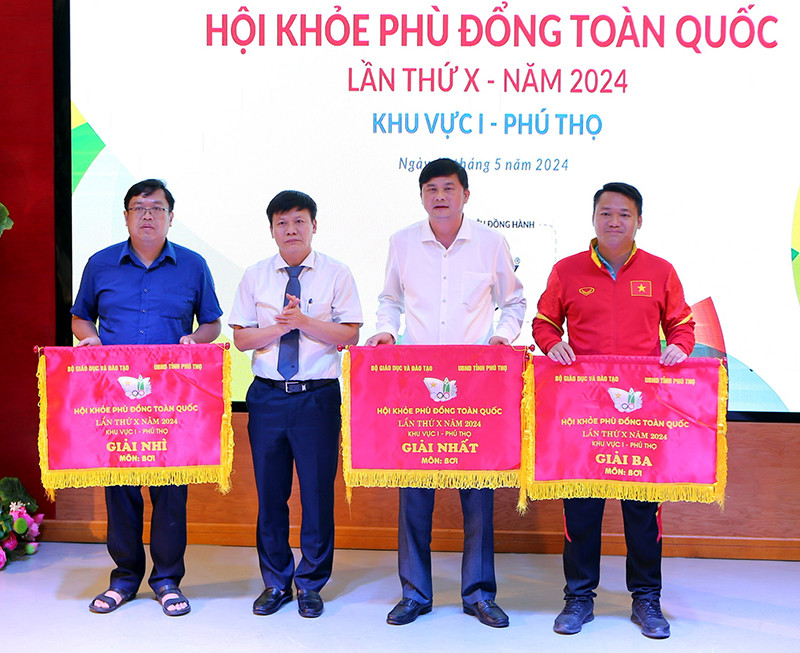 Ông Nguyễn Thanh Đề - Vụ trưởng Vụ Giáo dục Thể chất, Bộ GD&ĐT trao giải Nhất, Nhì, Ba cho các đoàn đạt thành tích tại môn Bơi.