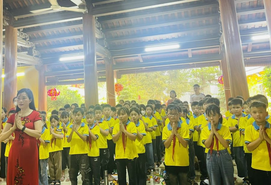 Hoạt động trải nghiệm tại di tích lịch sử địa phương của học sinh và cán bộ, giáo viên Trường Tiểu học Sơn Lôi B. Hoạt động trải nghiệm tại di tích lịch sử địa phương của học sinh và cán bộ, giáo viên Trường Tiểu học Sơn Lôi B.