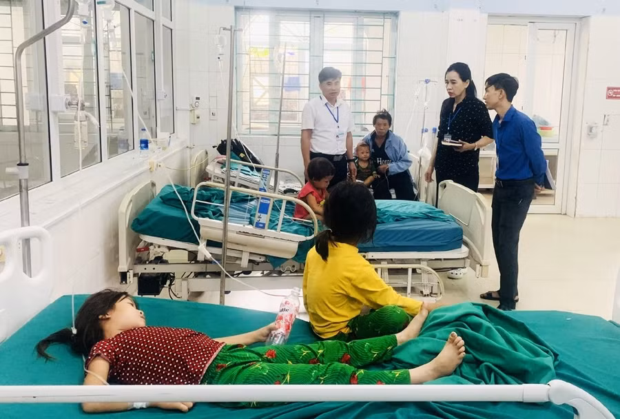 Lãnh đạo Chi cục An toàn vệ sinh thực phẩm Hà Giang thăm hỏi, động viên bệnh nhân đang điều trị tại Bệnh viện Đa khoa tỉnh.