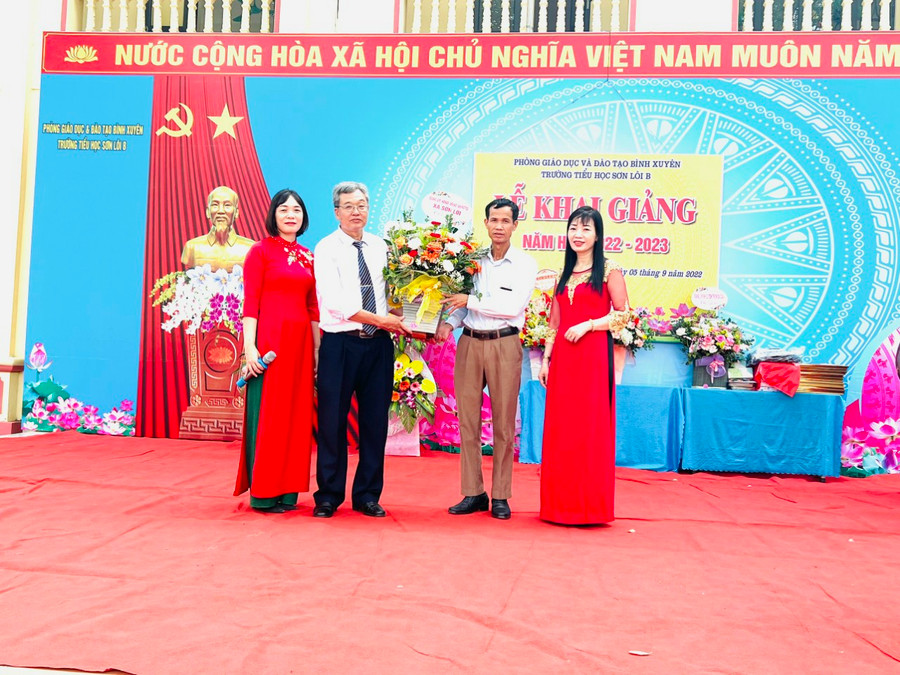 Nhà giáo Nguyễn Bá Chực - Hiệu trưởng Trường Tiểu học Sơn Lôi B (thứ 2 bên trái sang) nhận hoa chúc mừng của lãnh đạo xã Sơn Lôi. Nhà giáo Nguyễn Bá Chực - Hiệu trưởng Trường Tiểu học Sơn Lôi B (thứ 2 bên trái sang) nhận hoa chúc mừng của lãnh đạo xã Sơn Lôi.