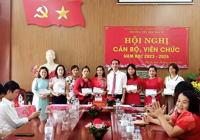 Nhà giáo Trần Văn Tĩnh - Hiệu trưởng Trường Tiểu học Đại Tự khen thưởng tập thể và cá nhân đạt thành tích cao trong năm học 2022 - 2023.
