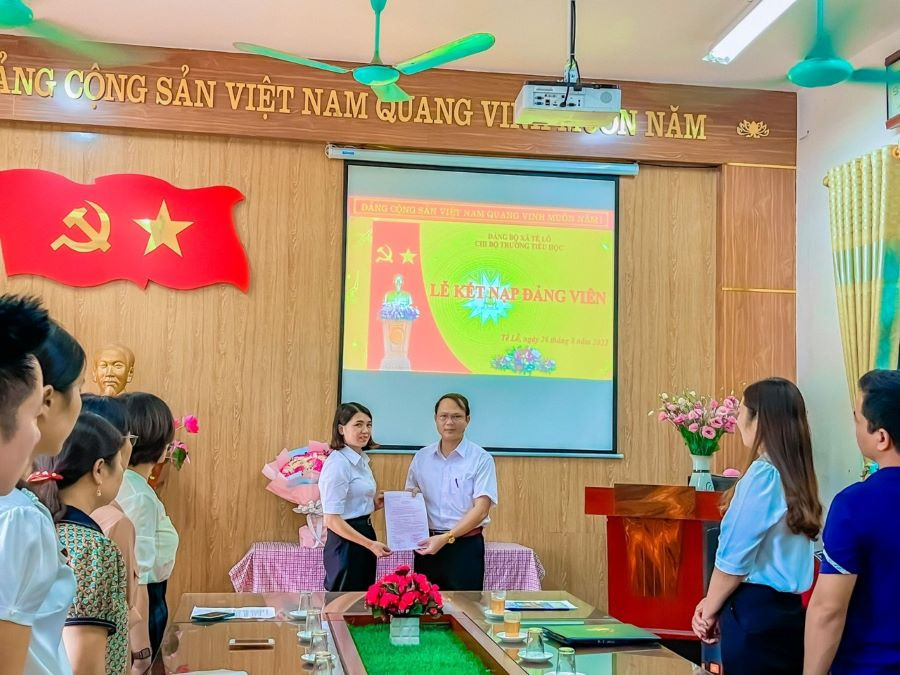 Nhà giáo Nguyễn Văn Tự - Bí thư Chi bộ, Hiệu trưởng Trường Tiểu học Tề Lỗ trao Quyết định kết nạp đảng viên cho cô giáo Phạm Thị Thúy. Nhà giáo Nguyễn Văn Tự - Bí thư Chi bộ, Hiệu trưởng Trường Tiểu học Tề Lỗ trao Quyết định kết nạp đảng viên cho cô giáo Phạm Thị Thúy.