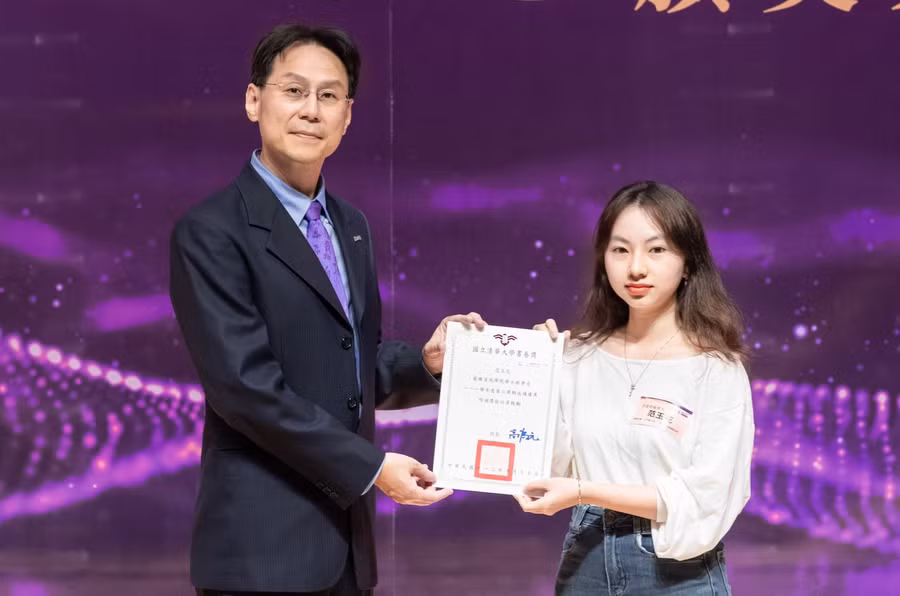 Hoa nhận giấy khen dành cho sinh viên xuất sắc của trường năm 2023. Ảnh: Nhân vật cung cấp