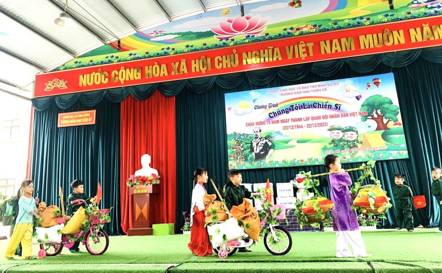 Sôi nổi trải nghiệm "Chúng tôi là chiến sĩ" ở Trường Mầm non Thiện Kế. Sôi nổi trải nghiệm "Chúng tôi là chiến sĩ" ở Trường Mầm non Thiện Kế.