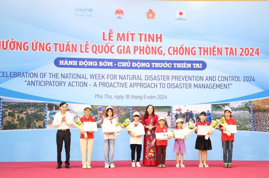 Ông Trần Quốc Bình - Phó Giám đốc Sở Nông nghiệp và PTNT và Bà Nguyễn Thị Thu Huyền - Phó Giám đốc Sở GD&amp;ĐT tỉnh Phú Thọ trao giải cho các em học sinh Trường tiểu học thuộc huyện Lâm Thao đạt giải ấn tượng và giải khuyến khích cuộc thi Sáng tác tranh “Góc nhìn trước thiên tai”.