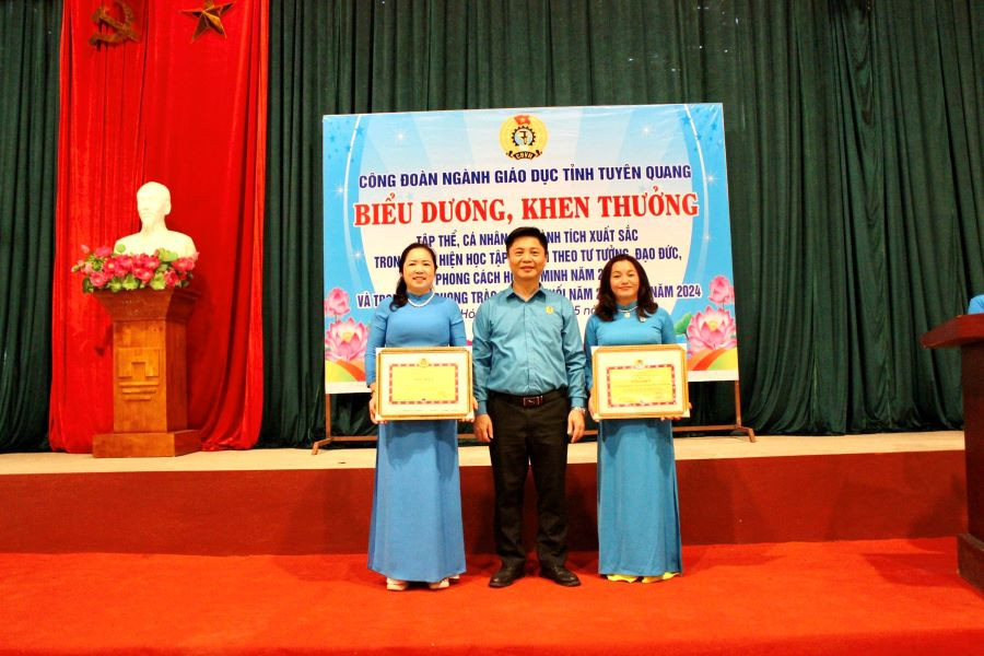 Ông Lê Thành Tuyên - Chủ tịch Công đoàn ngành Giáo dục tỉnh Tuyên Quang trao thưởng cho tập thể, cá nhân. Ông Lê Thành Tuyên - Chủ tịch Công đoàn ngành Giáo dục tỉnh Tuyên Quang trao thưởng cho tập thể, cá nhân.