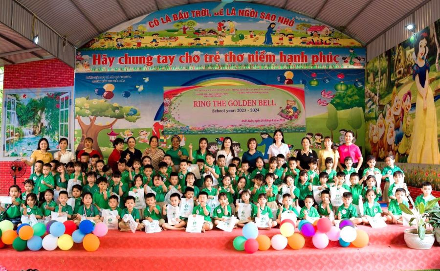 Đại diện Trung tâm Anh ngữ Quốc tế Vesper Phú Thọ cùng cán bộ, giáo viên và các bé trường Mầm non Khải Xuân tại hoạt động trải nghiệm Rung chuông vàng thử tài các bé khối 5 tuổi với những câu hỏi bằng tiếng Anh.