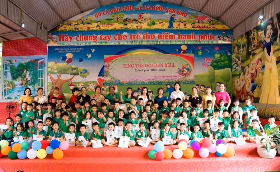 Đại diện Trung tâm Anh ngữ Quốc tế Vesper Phú Thọ cùng cán bộ, giáo viên và các bé trường Mầm non Khải Xuân tại hoạt động trải nghiệm Rung chuông vàng thử tài các bé khối 5 tuổi với những câu hỏi bằng tiếng Anh.