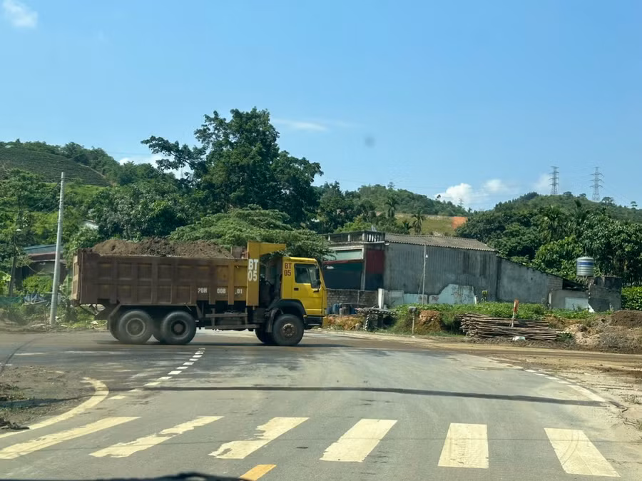 Không chỉ chở vượt thành thùng, xe còn không che phủ bạt theo quy định.