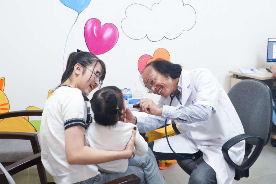 GS TS Nguyễn Tiến Dũng khám bệnh cho trẻ em tại Vĩnh Phúc. GS TS Nguyễn Tiến Dũng khám bệnh cho trẻ em tại Vĩnh Phúc.