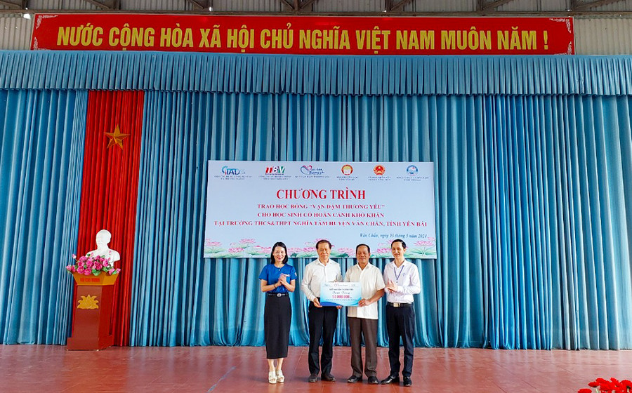 Trao tặng học bổng giúp học sinh khó khăn cho Trường THCS&THPT Nghĩa Tâm, huyện Văn Chấn.