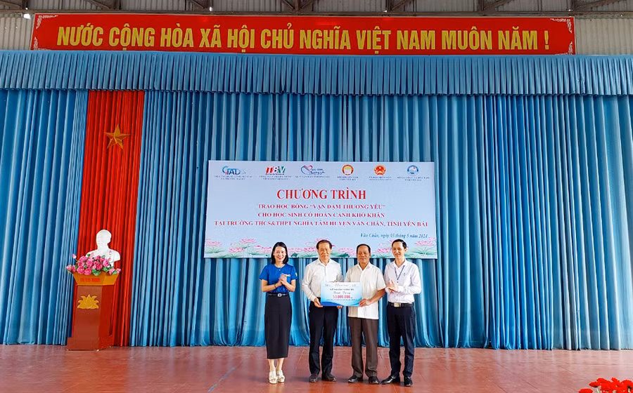 Trao tặng học bổng giúp học sinh khó khăn cho Trường THCS&THPT Nghĩa Tâm, huyện Văn Chấn.