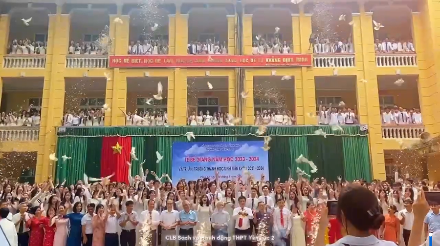 Khung cảnh ấn tượng tại lễ tri ân và trưởng thành của Trường THPT Yên Lạc 2.