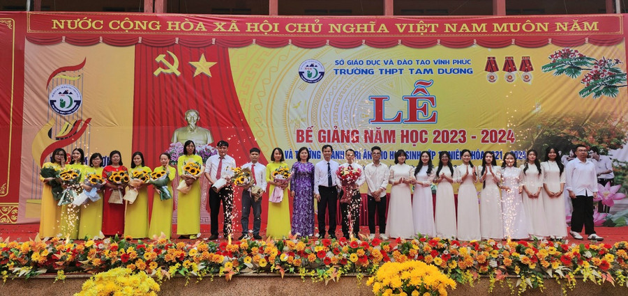 Học sinh tặng hoa tri ân giáo viên nhà trường.