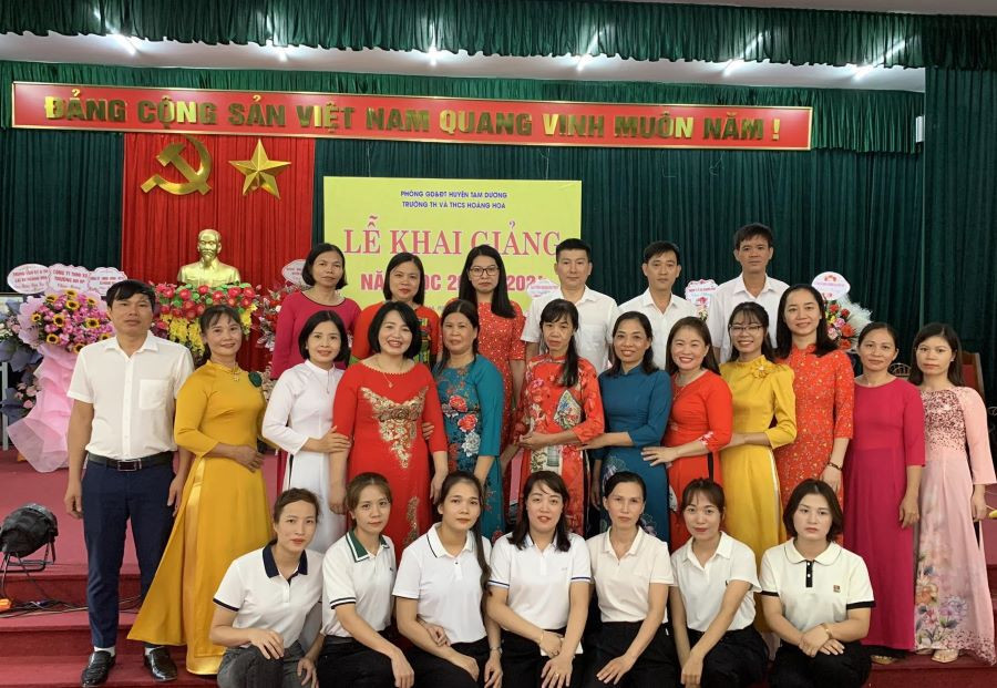 Tập thể cán bộ, giáo viên, nhân viên Trường Tiểu học Hoàng Hoa, huyện Tam Dương.