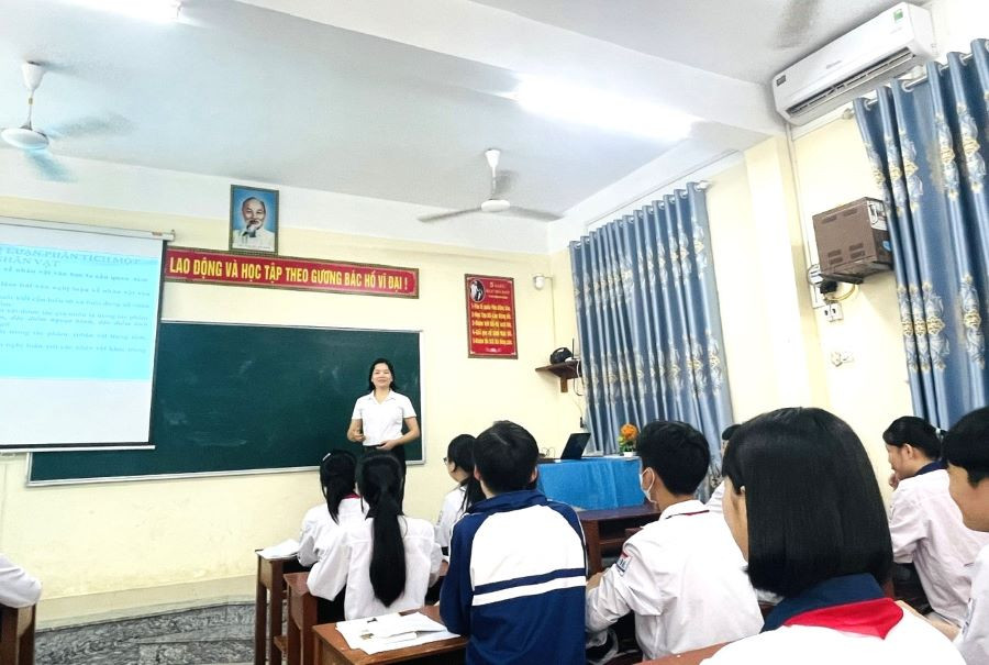 Cô giáo Ngô Thị Trọng – Giáo viên Trường THCS Phú Lộc hướng dẫn học sinh lớp 9A1 kĩ năng làm bài thi vào lớp 10 năm học 2024 - 2025. Cô giáo Ngô Thị Trọng – Giáo viên Trường THCS Phú Lộc hướng dẫn học sinh lớp 9A1 kĩ năng làm bài thi vào lớp 10 năm học 2024 - 2025.