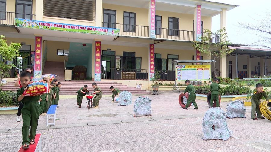 Các bé Trường Mầm non Ninh Dân vui nhộn tham gia trải nghiệm tập làm chú bộ đội vận chuyển lương thực, đồ dùng... tại hoạt động trải nghiệm “Vui hội cùng bé yêu”.