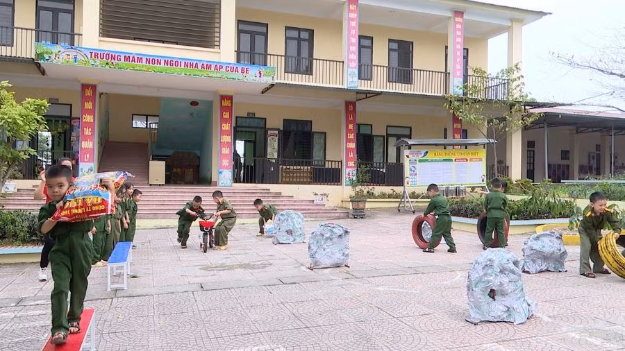 Các bé Trường Mầm non Ninh Dân vui nhộn tham gia trải nghiệm tập làm chú bộ đội vận chuyển lương thực, đồ dùng... tại hoạt động trải nghiệm “Vui hội cùng bé yêu”.