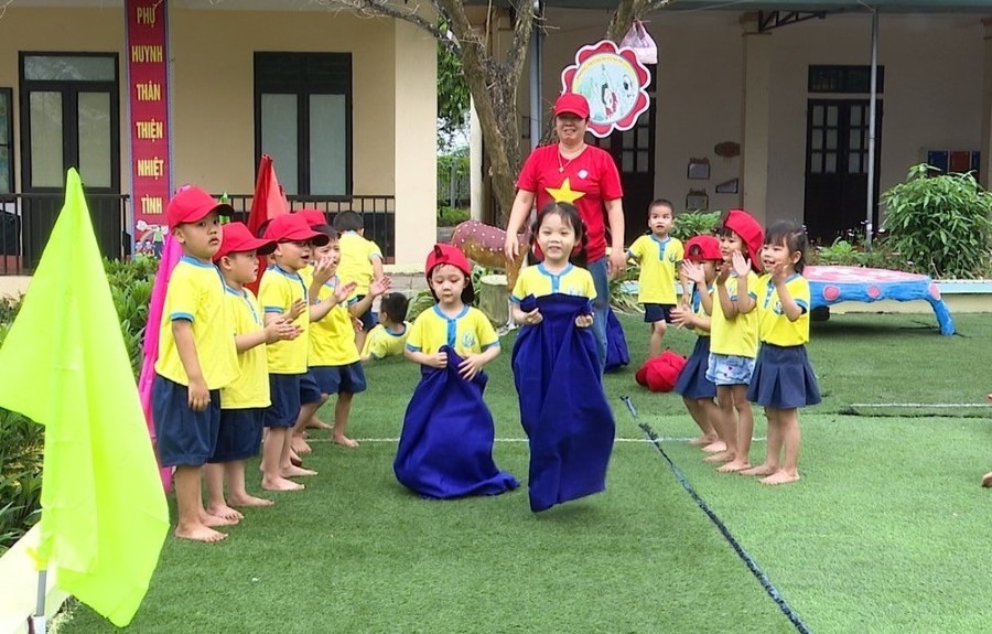 Các bé Trường Mầm non Ninh Dân vui thích tham gia trò chơi nhảy bao bố tại hoạt động trải nghiệm “Vui hội cùng bé yêu”.