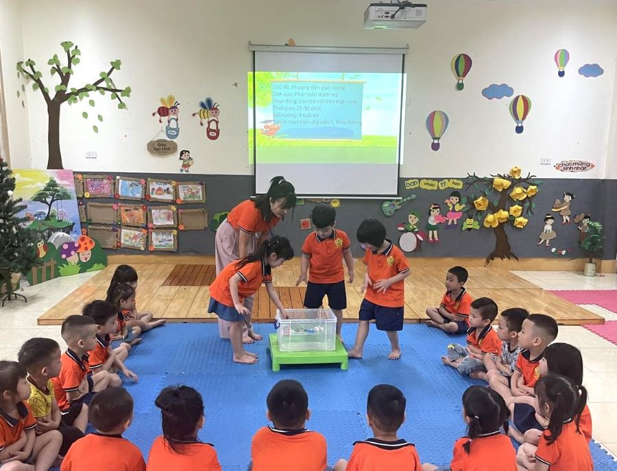 Trẻ sôi nổi với hoạt động Steam làm bè nổi trên nước. Trẻ sôi nổi với hoạt động Steam làm bè nổi trên nước.