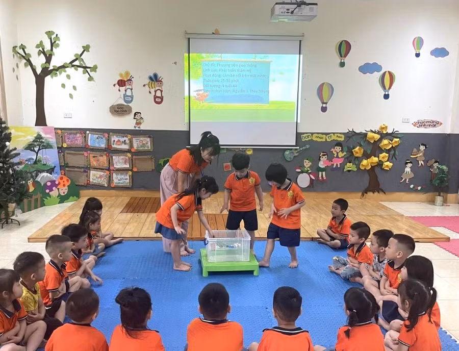 Trẻ sôi nổi với hoạt động Steam làm bè nổi trên nước.