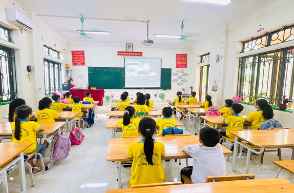 Lớp học ở Trường Tiểu học Sơn Lôi B có đầy đủ thiết bị dạy học. Lớp học ở Trường Tiểu học Sơn Lôi B có đầy đủ thiết bị dạy học.