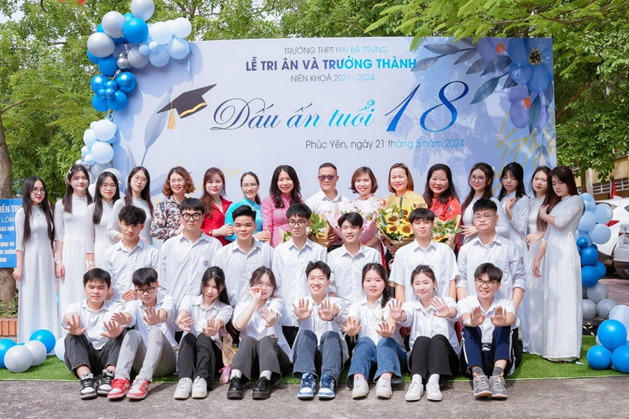 Học sinh Trường THPT Hai Bà Trưng chụp ảnh kỷ niệm cùng giáo viên.