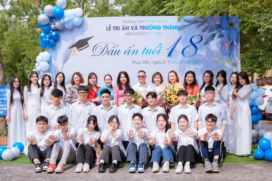 Học sinh Trường THPT Hai Bà Trưng chụp ảnh kỷ niệm cùng giáo viên.