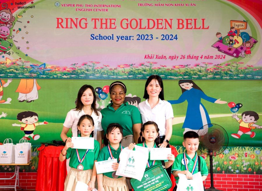 Ban giám hiệu Trường Mầm non Khải Xuân cùng đại diện Trung tâm Anh ngữ Quốc tế Vesper Phú Thọ trao thưởng cho các bé đạt giải: Nhất, Nhì, Ba hoạt động trải nghiệm Rung chuông vàng.