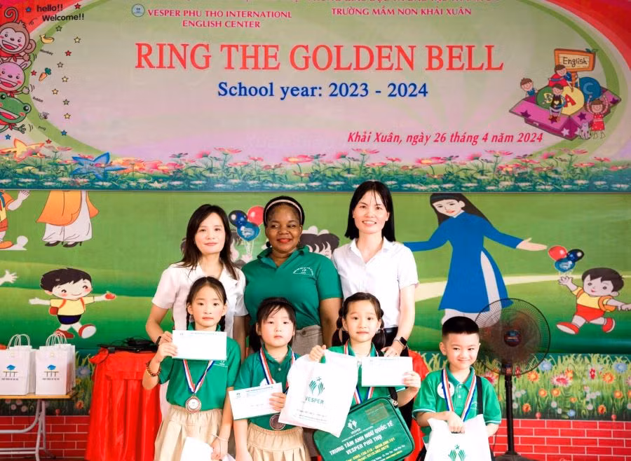 Ban giám hiệu Trường Mầm non Khải Xuân cùng đại diện Trung tâm Anh ngữ Quốc tế Vesper Phú Thọ trao thưởng cho các bé đạt giải: Nhất, Nhì, Ba hoạt động trải nghiệm Rung chuông vàng.