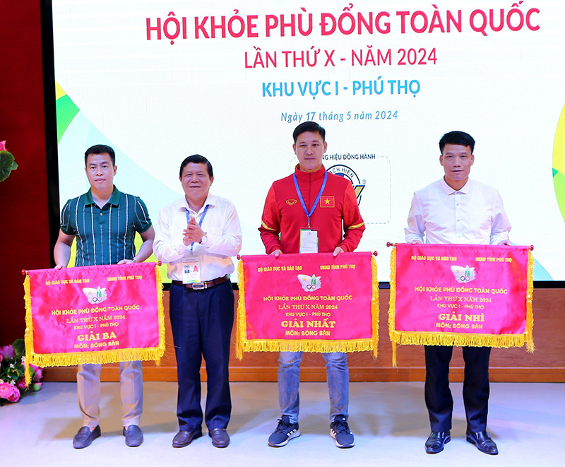 Ông Nguyễn Văn Mạnh - Giám đốc Sở GD&ĐT Phú Thọ trao giải Nhất, Nhì, Ba cho các đoàn đạt thành tích tại môn Bóng bàn. Ông Nguyễn Văn Mạnh - Giám đốc Sở GD&ĐT Phú Thọ trao giải Nhất, Nhì, Ba cho các đoàn đạt thành tích tại môn Bóng bàn.