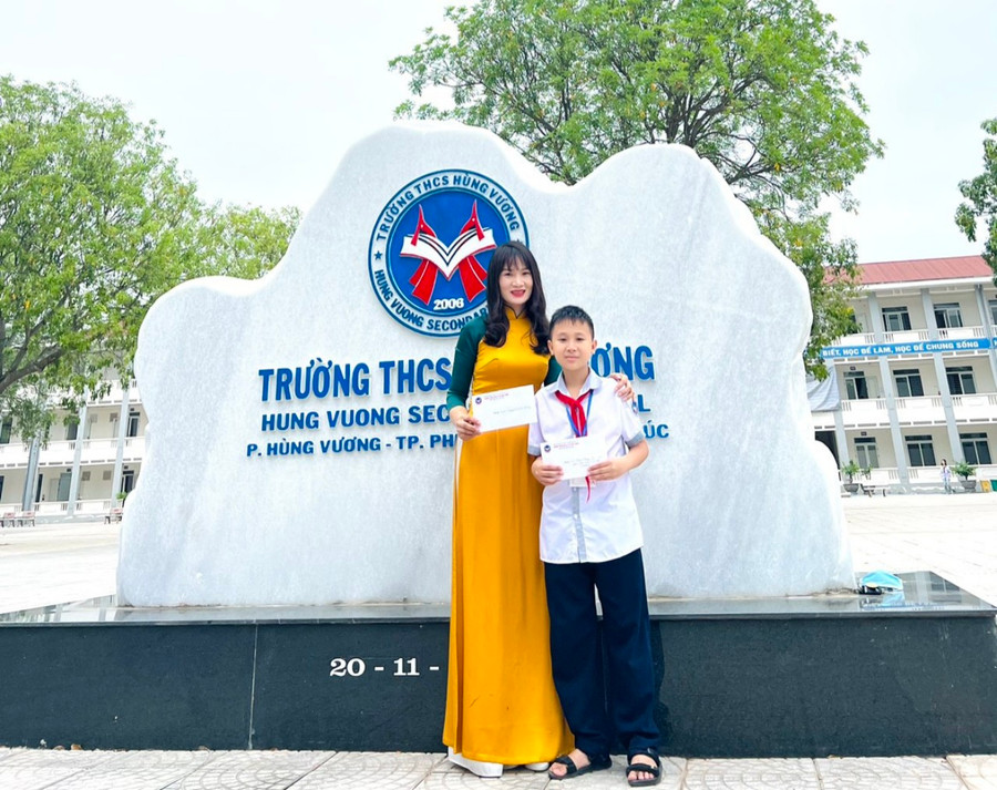 Cô Nguyễn Thị Thu Phương chụp ảnh cùng học trò.