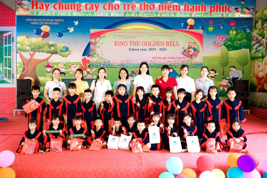 Cán bộ, giáo viên Trường Mầm non Khải Xuân và đại diện Trung tâm Anh ngữ Quốc tế Vesper Phú Thọ trao quà cho các bé tại hoạt động trải nghiệm Rung chuông vàng.