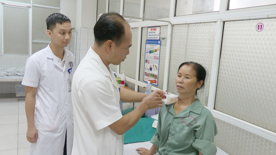 BSCKII. Hà Xuân Tài - Phụ trách Khoa Ngoại thần kinh, BVĐK tỉnh Phú Thọ thăm khám cho người bệnh sau phẫu thuật. BSCKII. Hà Xuân Tài - Phụ trách Khoa Ngoại thần kinh, BVĐK tỉnh Phú Thọ thăm khám cho người bệnh sau phẫu thuật.