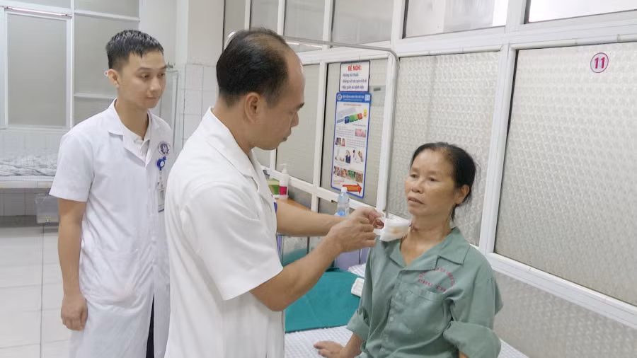 BSCKII. Hà Xuân Tài - Phụ trách Khoa Ngoại thần kinh, BVĐK tỉnh Phú Thọ thăm khám cho người bệnh sau phẫu thuật.