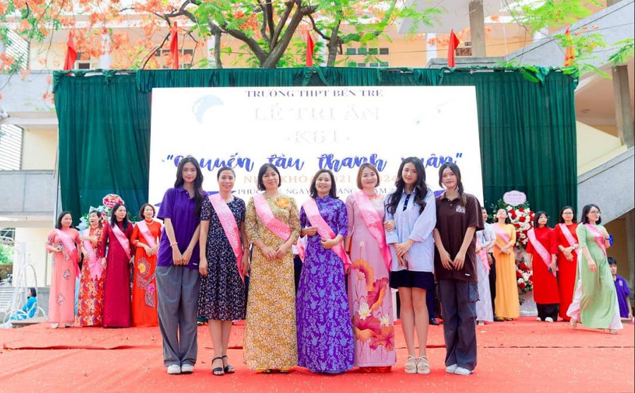 Học sinh Trường THPT Bến Tre tri ân giáo viên và phụ huynh.