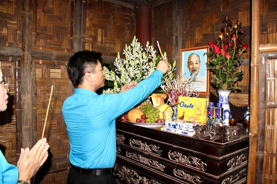 Ông Lê Thành Tuyên - Chủ tịch Công đoàn ngành Giáo dục tỉnh Tuyên Quang thành kính dâng hương, báo công, tưởng nhớ Chủ tịch Hồ Chí Minh. Ông Lê Thành Tuyên - Chủ tịch Công đoàn ngành Giáo dục tỉnh Tuyên Quang thành kính dâng hương, báo công, tưởng nhớ Chủ tịch Hồ Chí Minh.
